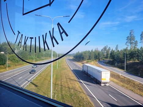 Linnatuuli valmistui vuonna 1992 ja oli ensimmäinen tien päälle rakennettu liikenneasema Suomessa