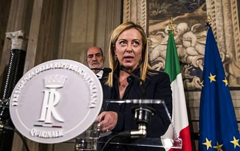  Italian veljet -puolueen johtaja Giorgia Meloni on Italian ensimmäinen naispääministeri. Meloni puhui puhui medialle Roomassa perjantaina 21. lokakuuta sen jälkeen, kun hän oli tavannut maan presidentin Sergio Mattarellan. 
