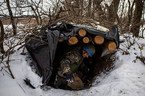 Donetskin alueella ulos korsusta kömpii ukrainalainen sotilas tiistaina 7. helmikuuta.