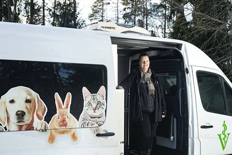 Eläinlääkäri Laura Rajakallio ja liikkuva eläinklinikka Petmobiili Espoossa 10. helmikuuta.