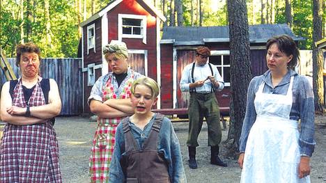 Joonas Nordman esiintyi lapsena pääroolissa kesänäytelmässä Pikku Pietarin piha. Vuosi oli 1999, ja Vihreän teatterin näyttämö oli Porin metsässä. Kuvassa ovat myös näyttelijät Tarja Airaksinen, Virpi Piippo, Kauko Lehtonen ja Kirsi Kuusisto.