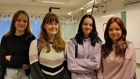Elsa Lahtinen, Sohvi Lahti, Senja Tolppa ja Eveliina Kiminki pitävät Gradian opiskelijoiden järjestämää teemapäivää hyvänä, sillä tärkeistä asioista pitää keskustella.