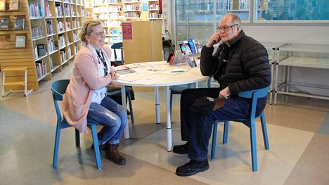 Mänttä-Vilppulan kaupungin uusi hyvinvointikoordinaattori Kaisa Lipsonen tapasi kuntalaisia Mäntän kirjastossa 3. huhtikuuta.. Jukka Ritonen vastasi uuteen hyvinvointikyselyyn.