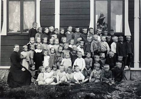 Matias Stark kuvasi kaikki Nokian lapset. Kuva 1900-luvun alusta, jolloin koulu sijaitsi nykyisen Hinttalan kotiseutumuseon paikalla. Kuva: Matias Stark/ Matias Starkin perikunta