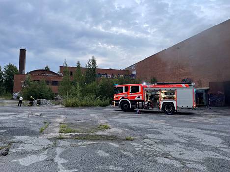 Nokian Kuorimon alueella Lintuniemenkadulla olevan tehdasrakennuksen sisällä tehtiin ilkivaltaa perjantai-iltana. Paikka kuvattiin perjantaina 5. elokuuta.