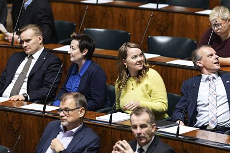 Vihreiden ja keskustan kansanedustajia eduskunnan täysistunnossa joulukuun alussa.