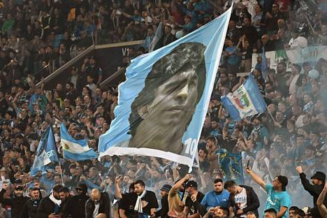 Napolin kannattajilla oli stadionilla mukanaan Diego Maradonan kuvalla varustettu lippu.