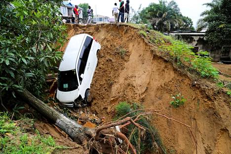 Auto jäi jumiin rinteeseen, kun rajut sateet aiheuttivat tulvia ja maanvyörymiä Kinshashan liepeillä Kongossa. Kuva on otettu 14. joulukuuta.