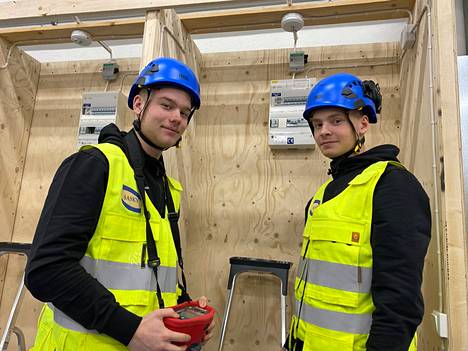 Ammatillinen koulutus on lisännyt suosiotaan Sastamalassa jo useamman vuoden ajan. Niklas Kari ja Nico Ekonen opiskelevat sähköasentajiksi Vammalan ammattikoulussa ja tekivät harjoitustöitä joulukuussa 2021.