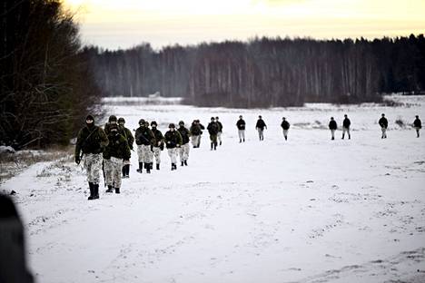 Maavoimien paikallispuolustusharjoituksiin osallistuu muun muassa noin 2 200 varussotilasta. Nämä varussotilaat kuvattiin Hämeenlinnan Parolannummella 1. helmikuuta.