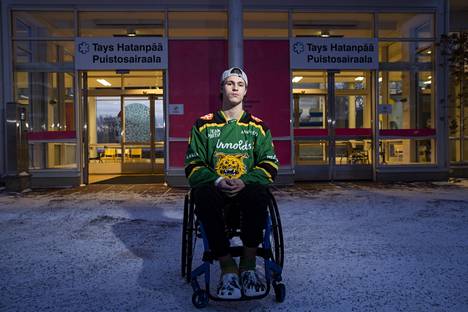 Ilveksen juniorijääkiekkoilija Nemo Pajula, 17, loukkaantui ottelussa lokakuussa. Pajula ei pysty kävelemään ja hänelle diagnosoitiin alaraajahalvaus. Hän uskoo pystyvänsä vielä kävelemään. ”En prosentteja ala heittämään, mutta hyvät todennäköisyydet ovat.”