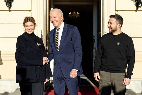 Presidentti Biden tapasi myös presidentti Zelenskyin vaimon Olenan.