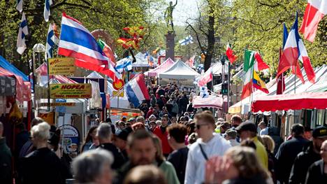 Kansainväliset suurmarkkinat vetivät runsaasti väkeä Hämeenpuistoon perjantaina jo heti aamupäivästä. Markkinat jatkuvat vielä läpi viikonlopun. Suurmarkkinat järjestettiin Tampereella edellisen kerran syyskuussa vuonna 2021.