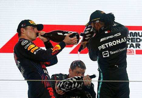 Lewis Hamilton (oik.) ja Max Verstappen kamppailevat F1-sarjan mestaruudesta.