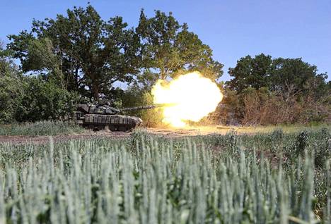Ukrainian tankki etulinjassa Soledarin kaupungin lähettyvillä Donetskin alueella kuvattuna 10. kesäkuuta. Ukraina on riippuvainen lännestä saamastaan aseavusta, sillä sen tarvikkeet alkavat loppua.