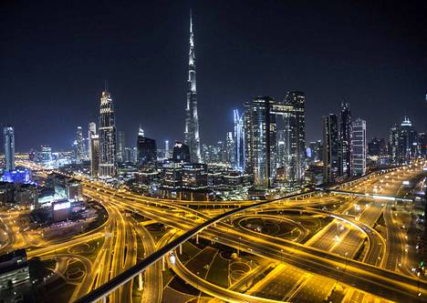 Dubain kuuluisa kaupunkikuva on poikkeuksellisen hiljainen. Koronadesinfioinnin iltoina autoja liikkuu harvassa. Maailman korkein rakennus Burj Khalifa on kuvassa keskellä.