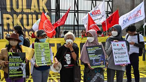 Ihmiset osoittivat mieltään uusia lakimuutoksia vastaan Indonesian pääkaupungissa Jakartassa maanantaina 5. joulukuuta.