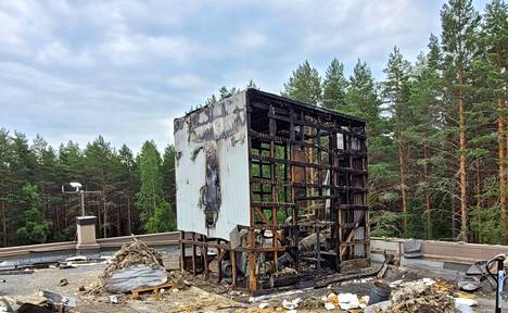 Tulipalossa tuhoutunut puhallinhuone Jämsänkosken Thyssenkruppin tehtaan katolla. 