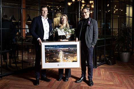 Sandvikin palkinnon vastaanottivat teknologiajohtaja Jani Vilenius (vas.), teknisten palvelujen johtaja Päivi Kautiainen ja porakoneliiketoiminnan johtaja Timo Laitinen.