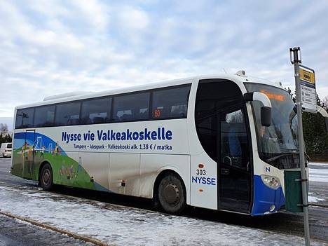 Linjan 60 Nysse-bussi oli tiistai-iltapäivänä lähdössä Valkeakosken linja-autoaseman laiturilta. 