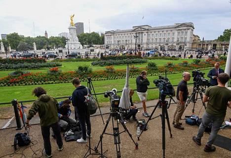 Buckinghamin palatsin edustalle on kerääntynyt myös sanoin joukoin median edustajia. 