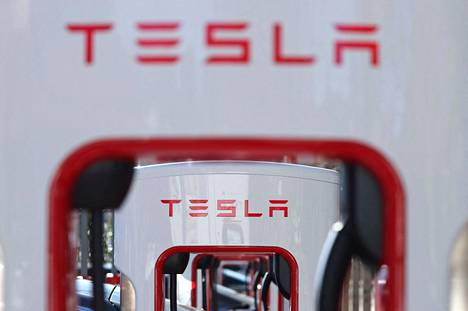 Sähköautovalmistaja Tesla joutuu korjaamaan etäpäivityksen kautta runsaat 360 000 autoa.