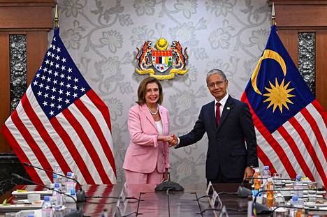 Yhdysvaltain edustajainhuoneen puheenjohtaja Pelosi kättelee Malesian parlamentin puhuja Azhar Azizan Harunia tapaamisessaan Kuala Lumpurissa elokuun 2. päivä.