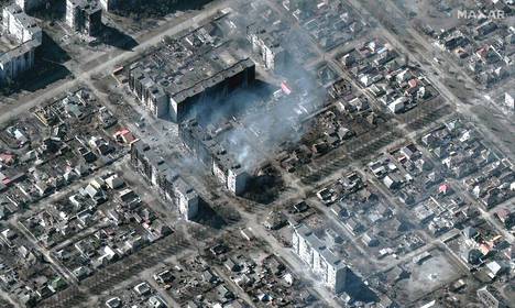 Tiistaina otetussa sateliittikuvassa näkyy pommitusten tuhoja Mariupolissa.