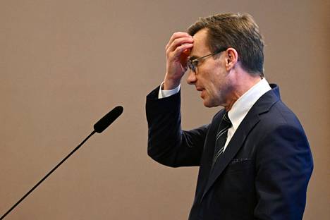 Ruotsin pääministeri Ulf Kristersson on täsmentänyt sunnuntaina Turkista antamaansa kommenttia. Kristersson puhui lehdistötilaisuudessa Tukholmassa viime lokakuussa.