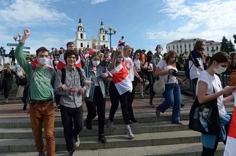 Valko-Venäjällä on protestoitu useita viikkoja presidentinvaaleja vastaan. Tiistaina sadat opiskelijat kokoontuivat Minskiin. 