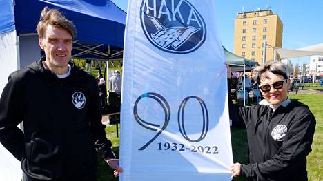 Hakan puheenjohtaja Mikko Hatakka ja juhlavuoden toimikunnan puheenjohtaja Eeva Niskavaara liputtivat yhdessä Hakalle toukokuussa Haka-päivässä.