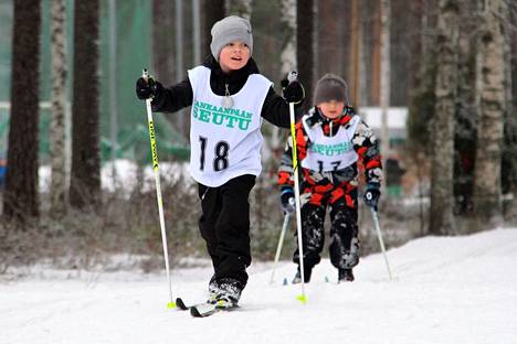Koulujen välisten hiihtokisojen kuvakooste ja tulokset olivat viime viikon lopulla Kankaanpään Seudun luetuimpien verkkojuttujen sijoilla yksi ja kaksi. Kuvan Verneri Silmunmaa (edessä) ja Evert Tuulenmäki hiihtivät 1. luokan poikien sarjassa.
