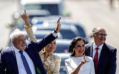 Luiz Inacio Lula da Silva (vasemmalla) elehti kannattajilleen ennen virkavalansa vannomista 1. tammikuuta. Hänen vierellään ovat hänen vaimonsa ja varapresidentiksi nouseva Geraldo Alckmin (oikealla) puolisoineen.