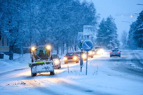 Märkä lumi vaikeutti aamuliikennettä Pirkanmaalla. Kuva on otettu perjantaiaamuna Tampereelta Pirkankadulta.