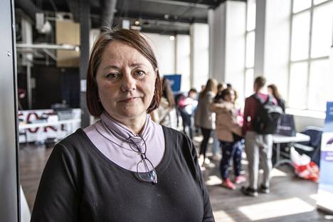 Olena Dobrohoteva, 55, pakeni Ukrainan sotaa kotikaupungistaan Harkovasta. Dobrohoteva sai työnantajaltaan apua muutossa Suomeen. Hän on ammatiltaan juristi, mutta etsii nyt mitä tahansa työtä, mikä ei vaadi suomen kielen osaamista. 