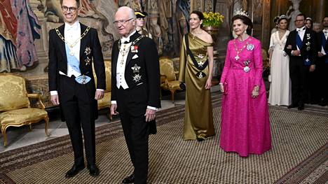 Tasavallan presidentti Alexander Stubb, kuningas Kaarle Kustaa, rouva Suzanne Innes-Stubb ja kuningatar Silvia toivottivat saapuivat juhlaillalliselle.