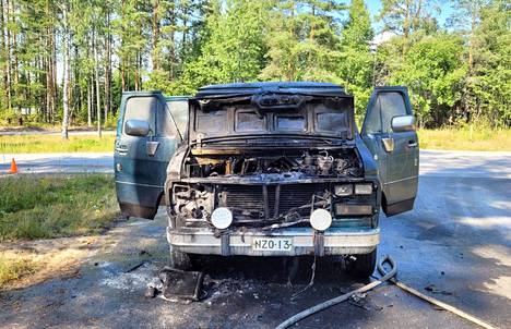 Palo moottoritilassa tuhosi pakettiauton käyttökelvottomaksi tiistaina Kolhontiellä Keuruulla. 