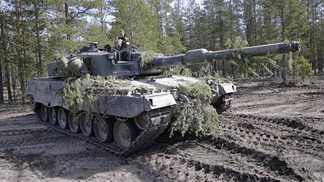 Niinisalossa järjestetään joka keväinen, kansainvälinen Arrow-harjoitus, jossa on käytössä myös runsaasti panssaroitua kalustoa. Arkistokuvassa Suomen käytössä oleva Leopard 2A4 -taistelupanssarivaunu. 