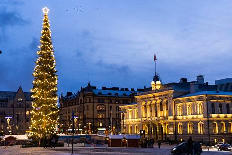 Tampereen Keskustoria vartioi tänä jouluna poikkeuksellisen korkea ja solakka joulupihta.