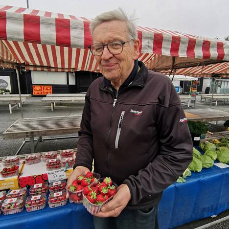 Tapio Venäläinen toi kesän ensimmäiset mansikat myyntiin viime perjantaina.