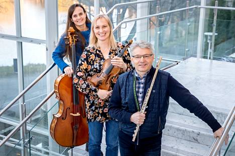 Sellisti Elina Rouvali, viulisti Anna Angervo ja huilisti Seppo Planman kuuluvat 20 vuotta täyttävän TampereRaw-yhtyeen vakiokalustoon.