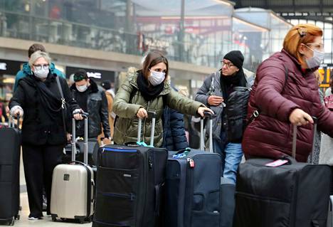 Matkustajat pukeutuivat hengityssuojiin Milanon rautatieasemalla. Koronavirus levisi äkisti Pohjois-Italiassa viikonloppuna. Perjantaina tartuntoja oli havaittu kolme, tiistai-iltana jo yli 280.