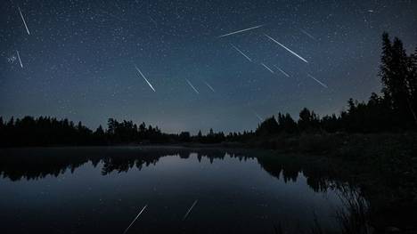 Perseidien meteoriparven tähdenlennot ovat jokavuotinen ilmiö, joka toistuu aina suunnilleen samoihin aikoihin. Timo Oksasen kuva Perseidien meteoriparvesta viime syksyltä.