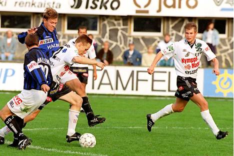 Hakan paidassa Jussi Nuorela voitti mestaruuden vuonna 1995 ja päätti huippu-uransa mestaruuteen FC Interissä vuonna 2008. Arkistokuvassa vuodelta 1996 Nuorela (oik.) tarkkailee, kun Hakan Sami Ristilä vie palloa, Interin Jami Wallenius ja Petteri Lehtonen ahdistavat.