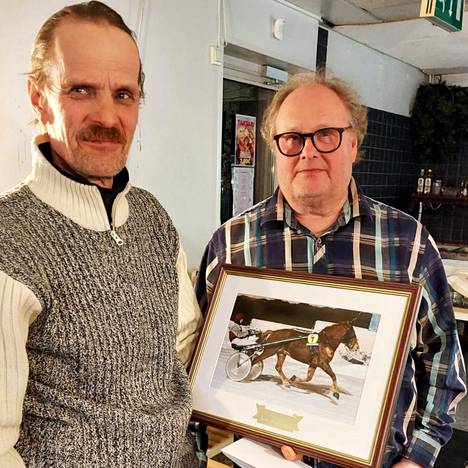 Kyösti Ahonen vastaanotti puheenjohtaja Hannu Nelimarkalta muistamisen Lavjuun vuoden nimikkohevosen vuodesta.