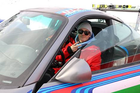 Räpfaija eli Ville Vuorinen lähti tapahtumaan opettamaan omaa poikaansa ajamaan autoa, mutta pian hän olikin jo Porschen ratin takana. ”On tämä vähän rouheempi kuin oma Fiat”, Vuorinen naurahtaa. 