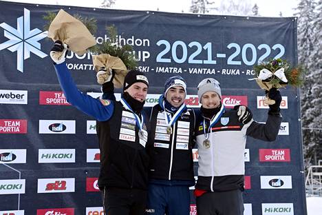 Palkintopalli kuului Jämin Jänteen miehille. Markus Vuorela (vas.), Ristomatti Hakola ja Lauri Lepistö tuulettivat kolmoisvoittoa.