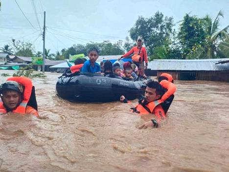 Tulvaveden keskelle jääneitä ihmisiä pelastettiin Maguindanaon provinssissa.