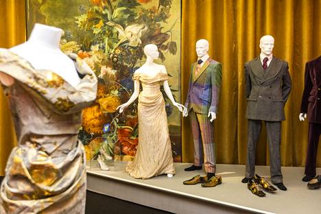 Vivienne Westwoodin suunnittelun juhlavampaa linjaa edustavat keräilijä Lee Pricen ja hänen vaimonsa uniikit hääasut vuodelta 2012. Etualalla Red Label -malliston korsettimekko ja taustalla Cocotte Dress -hääpuku ja miesten monivärinen tweedpuku. 