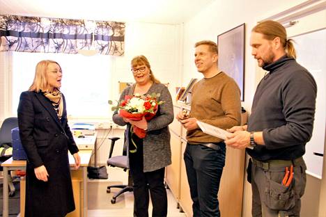 Kankaanpään vuoden yritys 2022 on LVI Mustaniemi. Kuvassa Kankaanpään Yrittäjien puheenjohtaja Sanna Kiviharju, vasemmalla, luovuttaa tunnustusta LVI Mustaniemen omistajakolmikolle, Teija Yliluomalle, Marko Yliluomalle ja Ari Mustaniemelle.